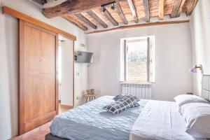 a bedroom with a bed and a window at Lo Scorcio del Borgo - Nature, Outdoor e Relax - ARIA CONDIZIONATA in Scrofiano