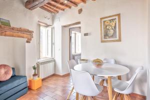 a living room with a white table and chairs at Lo Scorcio del Borgo - Nature, Outdoor e Relax - ARIA CONDIZIONATA in Scrofiano