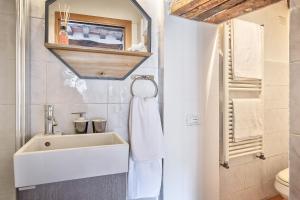 a bathroom with a sink and a toilet at Lo Scorcio del Borgo - Nature, Outdoor e Relax - ARIA CONDIZIONATA in Scrofiano