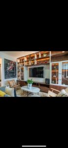 a living room with a couch and a table at Departamento zona centro de guadalajara in Guadalajara