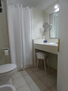 A bathroom at Hostal Port Fornells