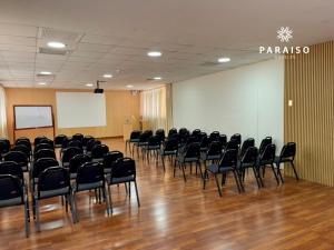 una sala de conferencias con sillas negras y una pantalla blanca en Hoteles Paraiso CHICLAYO, en Chiclayo 18 fotos más