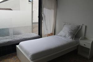 Postel nebo postele na pokoji v ubytování Ruhiger Landhaus-Charme mit Top-Anbindung