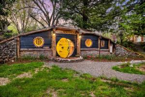 セイラムにあるHobbits Restの正面に2つの大きな時計がある家