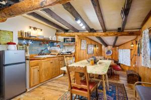 セイラムにあるHobbits Restのキッチン(木製キャビネット、テーブル、冷蔵庫付) +23枚の写真
