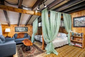 セイラムにあるHobbits Restの部屋にベッドとソファがある寝室