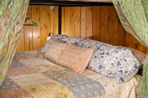 セイラムにあるHobbits Restのベッド(布団、枕付)