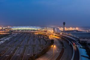 una ciudad por la noche con una estación de tren en Pullman Nanjing Lukou Airport, en Nanjing