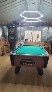 Una mesa de billar en Fisherman's place, pet friendly, waterside, docking