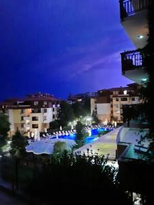 Blick auf einen Swimmingpool bei Nacht in der Unterkunft Garden of Eden - Panorama C2 in Sweti Wlas