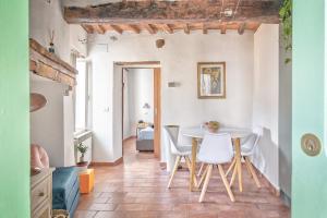 a small dining room with a table and chairs at Lo Scorcio del Borgo - Nature, Outdoor e Relax - ARIA CONDIZIONATA in Scrofiano +12 photos
