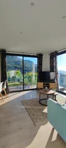 Μια τηλεόραση ή/και κέντρο ψυχαγωγίας στο Exceptional sea view apartment, Monaco 15 min +14 φωτογραφίες
