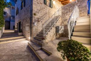 Un edificio de piedra con escaleras y una escalera. en Seafront Villa Denis, en Bol 52 fotos más
