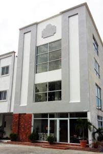 an office building with large windows at Hotel Coronado Inn in Playa Coronado