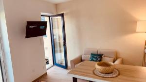 a small living room with a table and a chair at Refuge Marin in Sarzeau