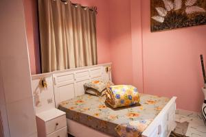 Habitación pequeña con cama con almohada. en Bienvenido a casa villa, en Arusha