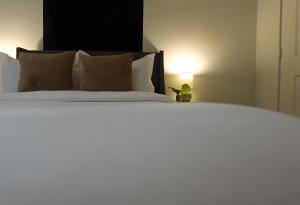 En eller flere senge i et værelse på Modern City Loft Downtown Access Free Parking