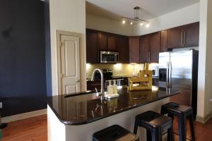 Køkken eller tekøkken på Modern City Loft Downtown Access Free Parking