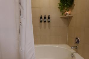 Ένα μπάνιο στο Modern City Loft Cozy 1BR & Free Parking