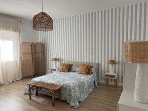 チヴィタノーヴァ・マルケにあるCasa Jouy con giardino a due passi dal mareの青い掛け布団が敷かれたベッドのある寝室