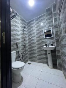 Koupelna v ubytování Appartement climatisé avec balcon proche plage