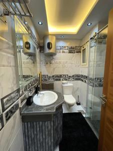 シャルム・エル・シェイクにあるSharm Hills luxury one bedroom apartmentの洗面台とトイレ付きのバスルーム