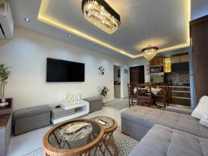 シャルム・エル・シェイクにあるSharm Hills luxury one bedroom apartmentのソファとテーブルのあるリビングルーム