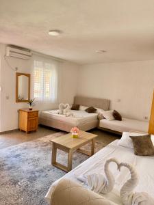 Postel nebo postele na pokoji v ubytování Apartments Zeneva + 37 fotografií
