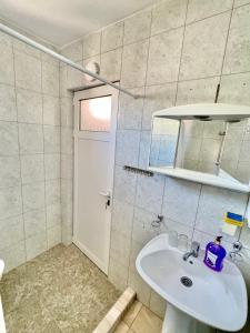 Koupelna v ubytování Apartments Zeneva