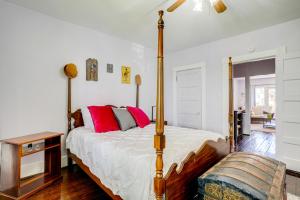 Katil atau katil-katil dalam bilik di Swimming Under the Stars Lynchburg Apt with Pool! +25 gambar