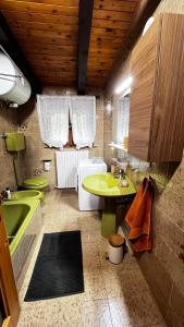 Koupelna v ubytování Silvydolomitiapartment