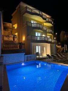 Bazén v ubytovaní Apartments - Villa Sabrina alebo v jeho blízkosti