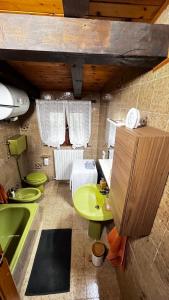 Koupelna v ubytování Silvydolomitiapartment