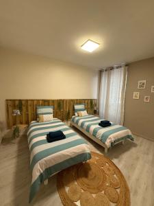 Una habitación con dos camas y una mesa dentro. en Le carré Gambetta, en Carcassonne