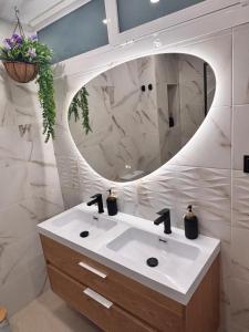 A bathroom at Apartamento Primera Línea de Playa Paseo Marítimo Perla 5 Még 20 kép
