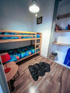 Le Cosy في جوراردُميه: غرفة بسريرين بطابقين وأرضية خشبية