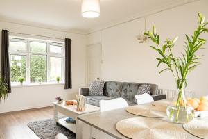 una sala de estar con un sofá y una mesa en 5 Bed House - Free Parking, en Drayton 25 fotos más