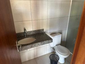 ein Badezimmer mit Waschbecken und Toilette in der Unterkunft Casa beira-mar - Luis Correia in Luis Correia + 10 Fotos