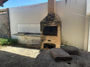 einen gemauerten Kamin auf einer Terrasse in der Unterkunft Casa beira-mar - Luis Correia in Luis Correia
