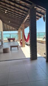 ein Pavillon mit Hängematte und Tisch und Bank in der Unterkunft Casa beira-mar - Luis Correia in Luis Correia