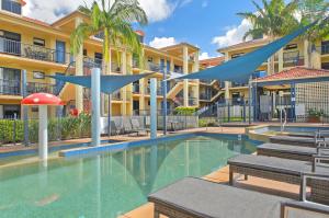 South Pacific Apartments في ميناء ماكواري: مسبح في فندق فيه منتجع