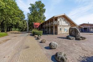 ErmにあるChalet Ermerstrandの大きな岩を前に建てた建物