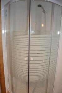 baño con cabina de ducha con puerta de cristal en CASA Marimonte, en Conil de la Frontera