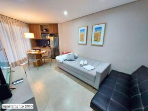 uma sala de estar com um sofá e uma mesa em Book Santos - Unique Andar Alto com Sacada ampla e a Melhor Vista Mar em Santos mais 37 fotografias