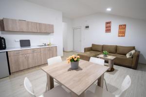 un soggiorno con un tavolo e un divano di Luna Apartments Gevgelija a Gevgelija Altre 38 foto