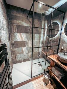 Le Cosy في جوراردُميه: دش زجاجي في حمام به حوض غسيل +31 صورة