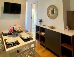TV a/nebo společenská místnost v ubytování Conero casa- Marcelli di Numana in Via Litoranea 178 Fronte Mare con Pass Parcheggio Gratuito