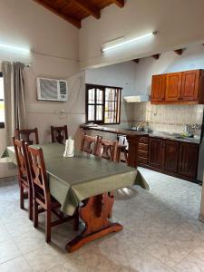 a kitchen with a table and chairs in a room at Casa dos dormitorios in Bella Vista