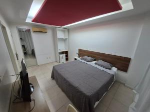 a bedroom with a bed and a red ceiling at Bueno Palace Hotel in Macapá