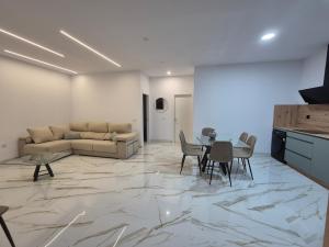 a living room with a couch and a table and chairs at Casitalola in Conil de la Frontera